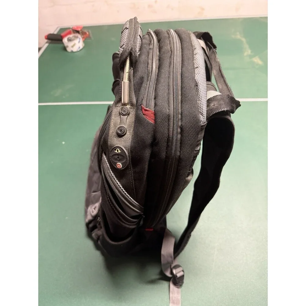 Wenger - SwissGear Clutch Backpack Laptop Case - Black/Gray